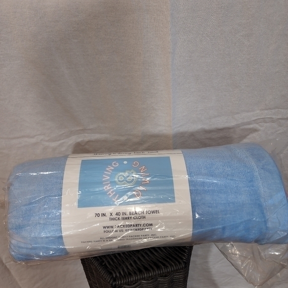 New in Package Packed Party Thriving & Diving Beach Towel - Picture 2 of 7